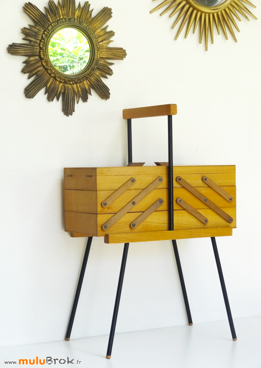 TRAVAILLEUSE-scandinave-Barbara-4-Miroir-soleil-muluBrok-Vintage