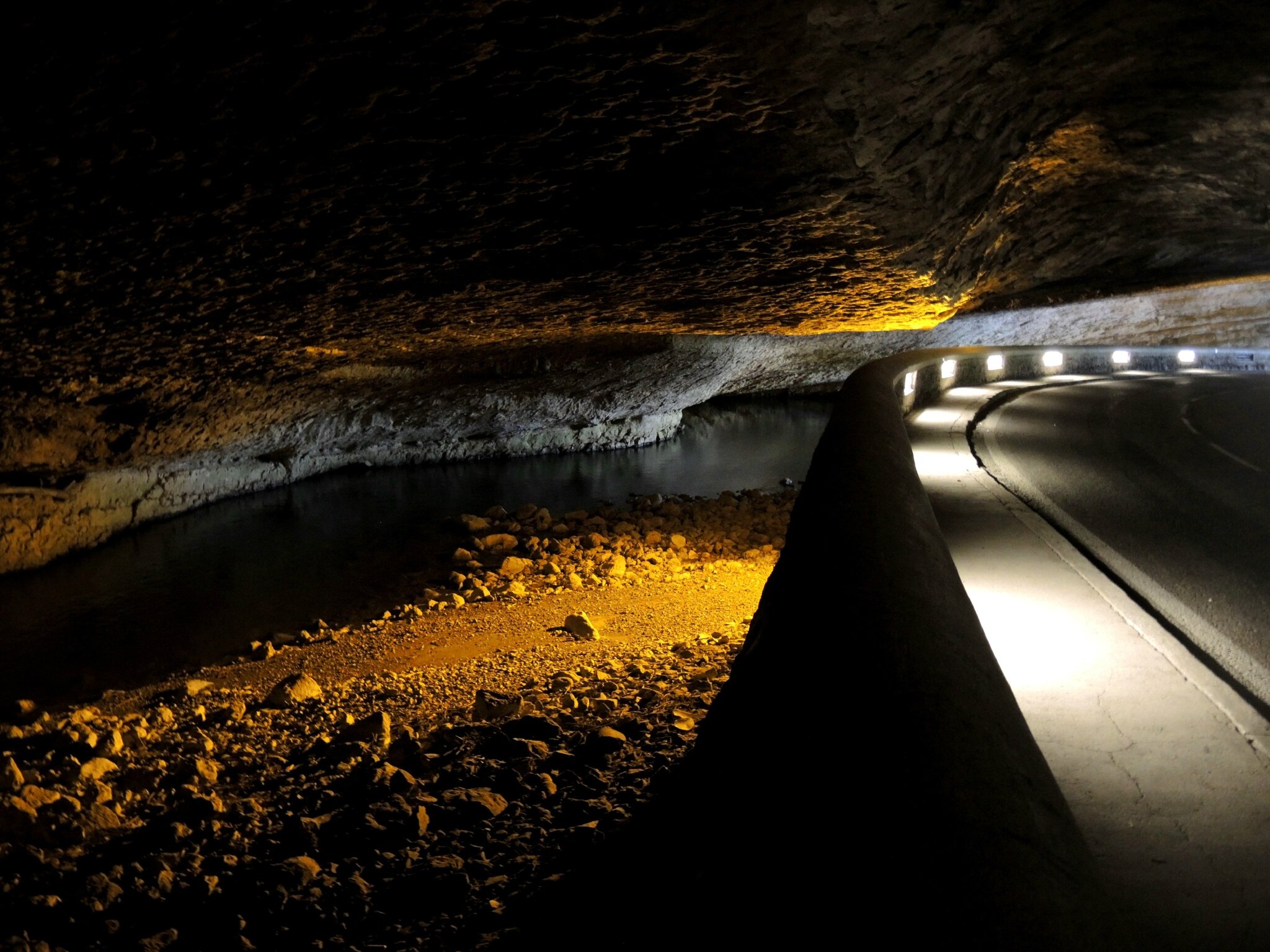 Le Mas d'Azil, dans la grotte, route et rivière