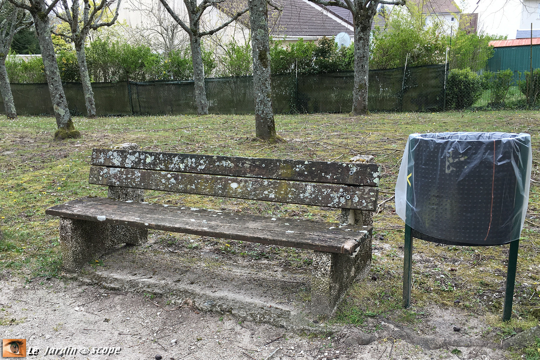 Banc en ciment avec Poubelle - Boigny-sur-Bionne (45)