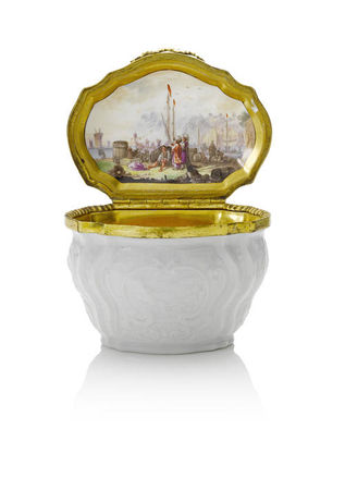 A_Meissen_gilt_metal_mounted_snuff_box__circa_1737_401