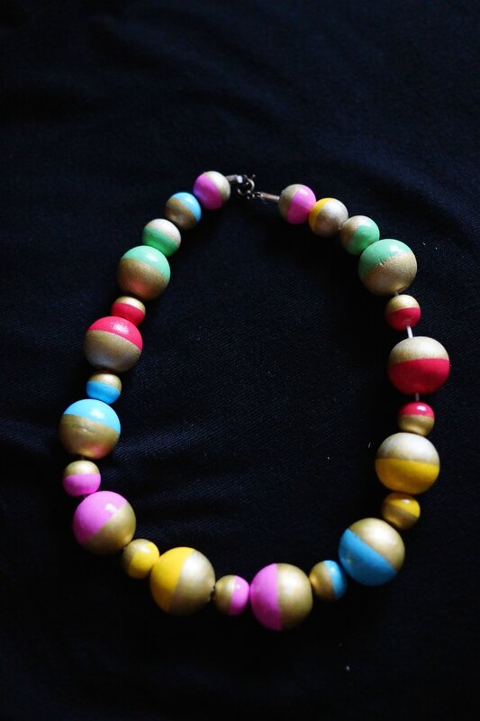 Collier de perles en bois peintes bicolore