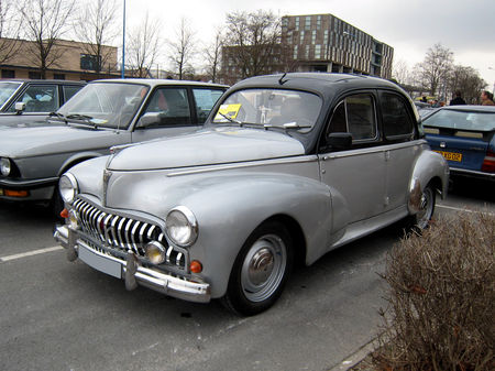 Peugeot_203_berline__23_me_Salon_Champenois_du_v_hicule_de_collection__01