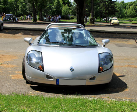 Renault_sport_spider__avec_pare_brise___Retrorencard_juin_2010__02