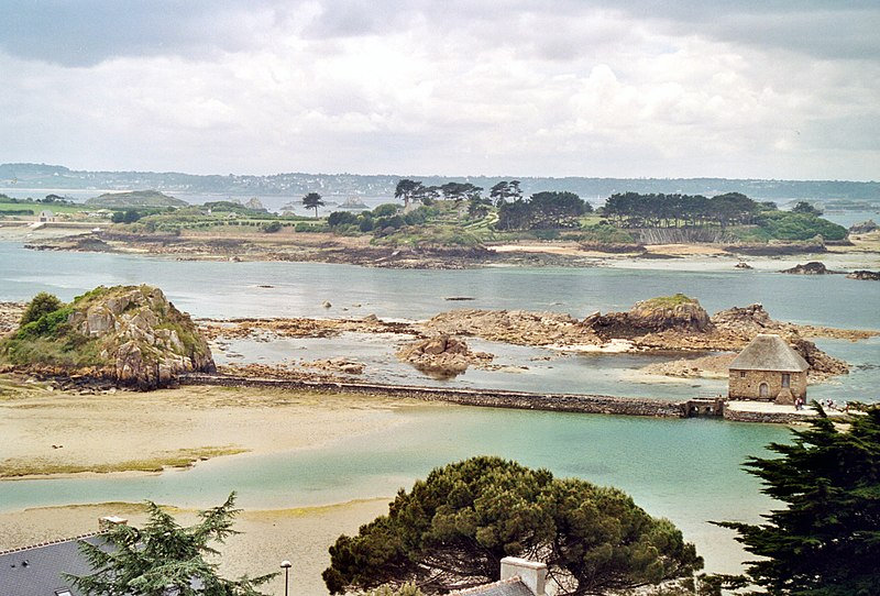 800px-Bretagne_Brehat_Moulin_Birlot_01