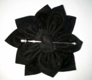 dos de la fleur noir avec épingle à chapeau