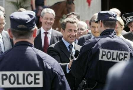 2007_08_01T160859Z_01_NOOTR_RTRIDSP_2_OFRTP_FRANCE_SARKOZY_POLICE_20070801