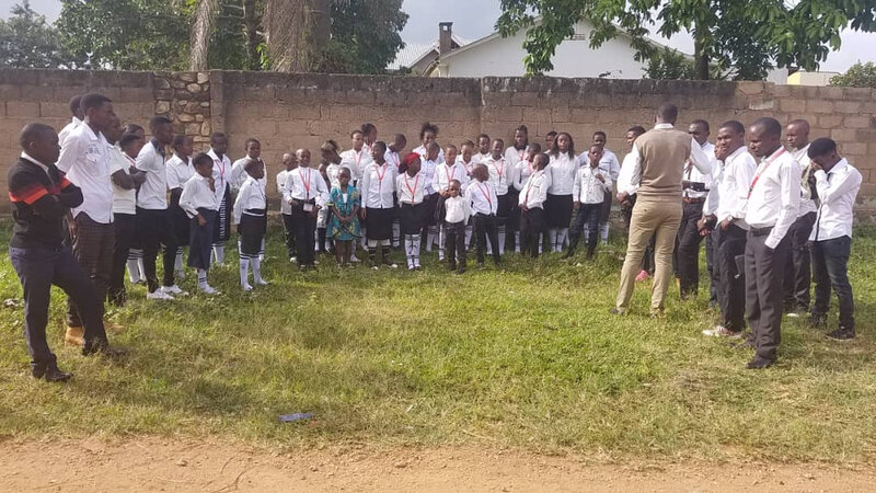 les petits chanteurs du Chœur Inmaculada Concepción de Beni centre-ville avant la messe