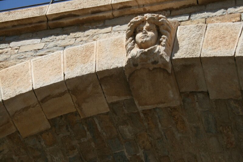 Biskra El Kantara Figurine visible sur l'un des arcs du pont de chemin de fer d'el Kantara, entrée de Biskra depuis Batna