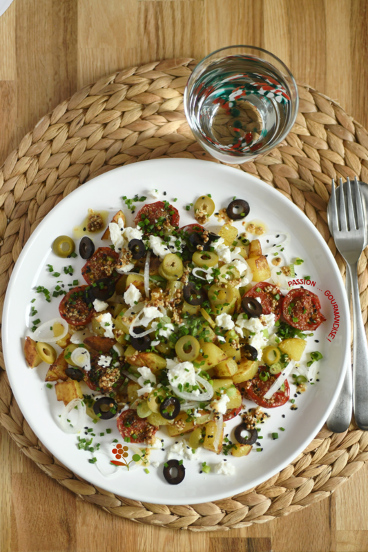 Salade tiède de pomme de terre sautées, tomates confites, feta, olives noire & verte, oignon tige_1