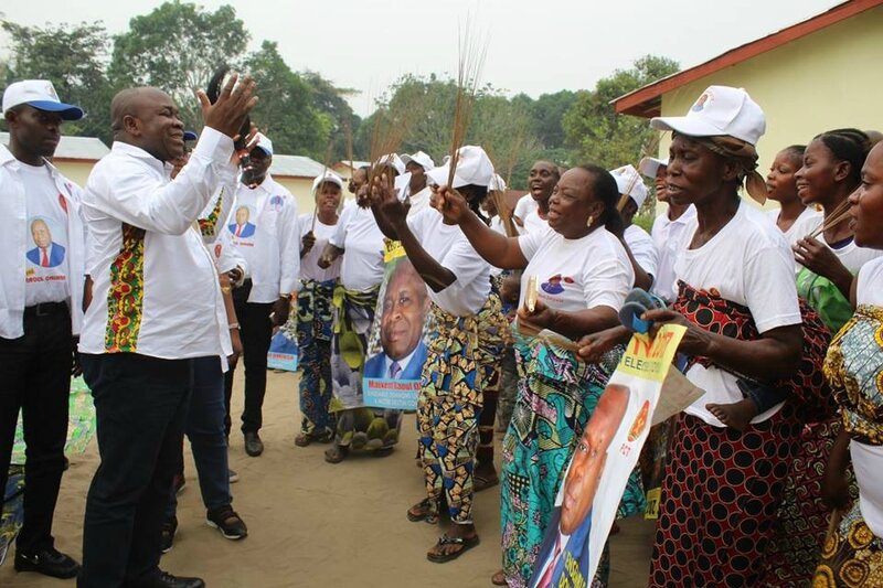 Raoul Ominga et les populations locales de Oyo 2