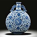 A good blue and white '<b>Dragon</b>' <b>moonflask</b>, Qing dynasty, Qianlong period (1736-1795)