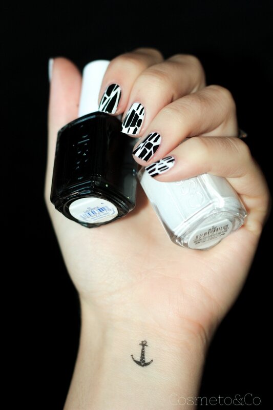 nail art graphique noir et blanc sandro