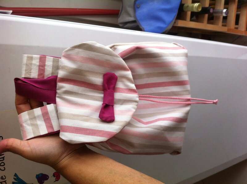 Petit sac fait avec un patron maison inspire d'un sac offert à la naissance de mini 2. Tissu intérieur et extérieur ikea 