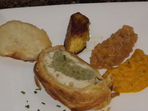 Poulet_en_croute__Aubergine_tempura__Plantain_salee__Chutney_d_ananas_et_mangue__Mousse_de_carottesau_cerfeuil