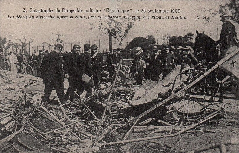 CPA Trévol Accident Dirigeable République
