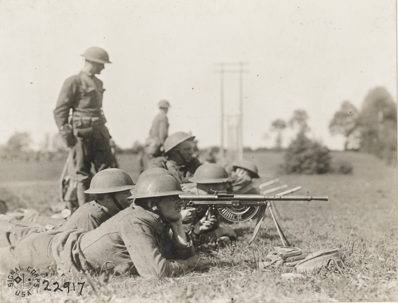 Soldats americains, entrainement avec mitrailleuse française 23-08-1918