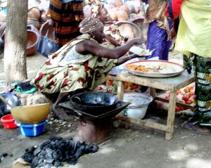 vendeuse de beignets au marché MOPTI Mali