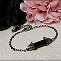 <b>Bracelet</b>, bijou <b>rock</b> style rétro, perle de verre noir de 2 cm, chaine et coupelles fleurs gun métal 