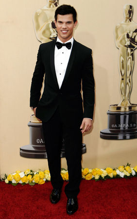 Taylor_Lautner_walks_the_Oscar_red_carpet_gallery_primary