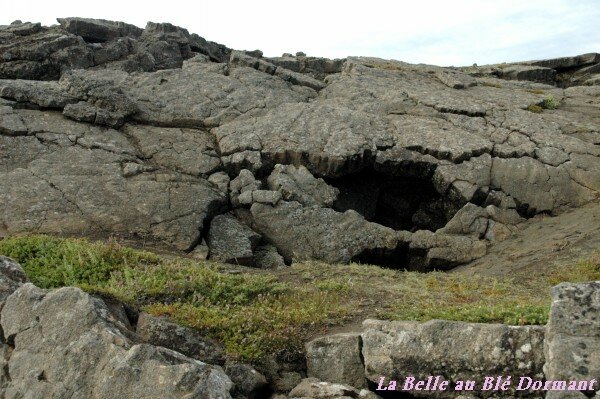 Coulée de lave craquelée près de Grotagja.