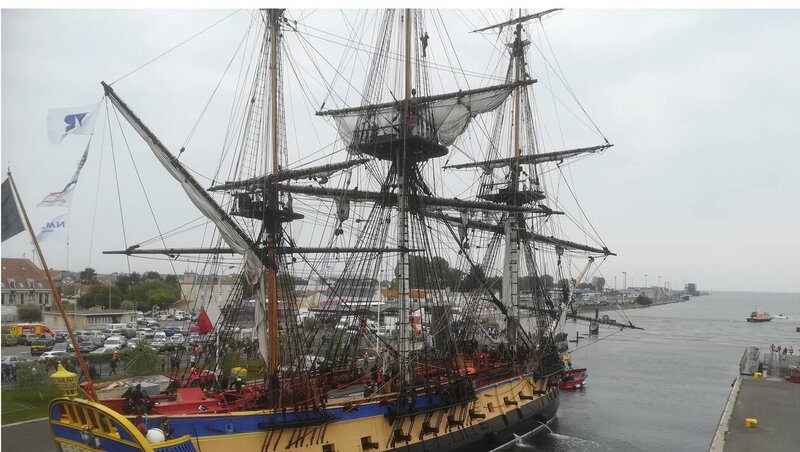 ddbf994eb524327427ed21a1b266359a-ouistreham-l-hermione-un-depart-dans-la-grisaille-vendredi