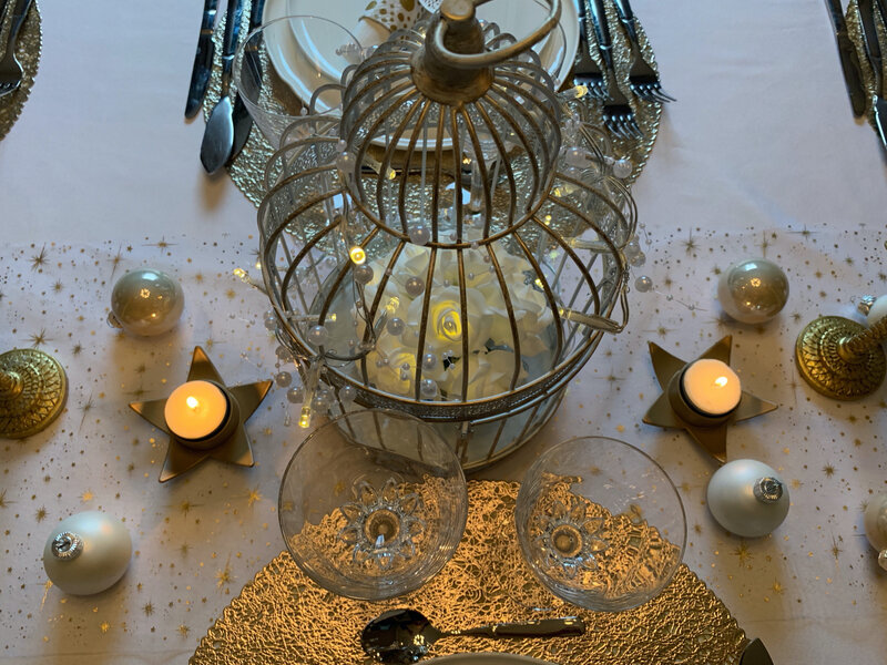 Ma table de Noël Chic et romantique en blanc et or 2