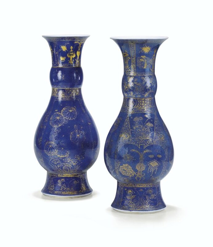 Rare paire de vases en porcelaine bleu poudré à décor à l'or Dynastie Qing, époque Kangxi