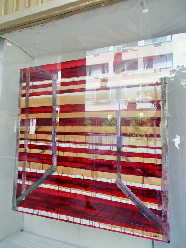 Amina Kortbi fenetre rouge avec reflets de fenetres
