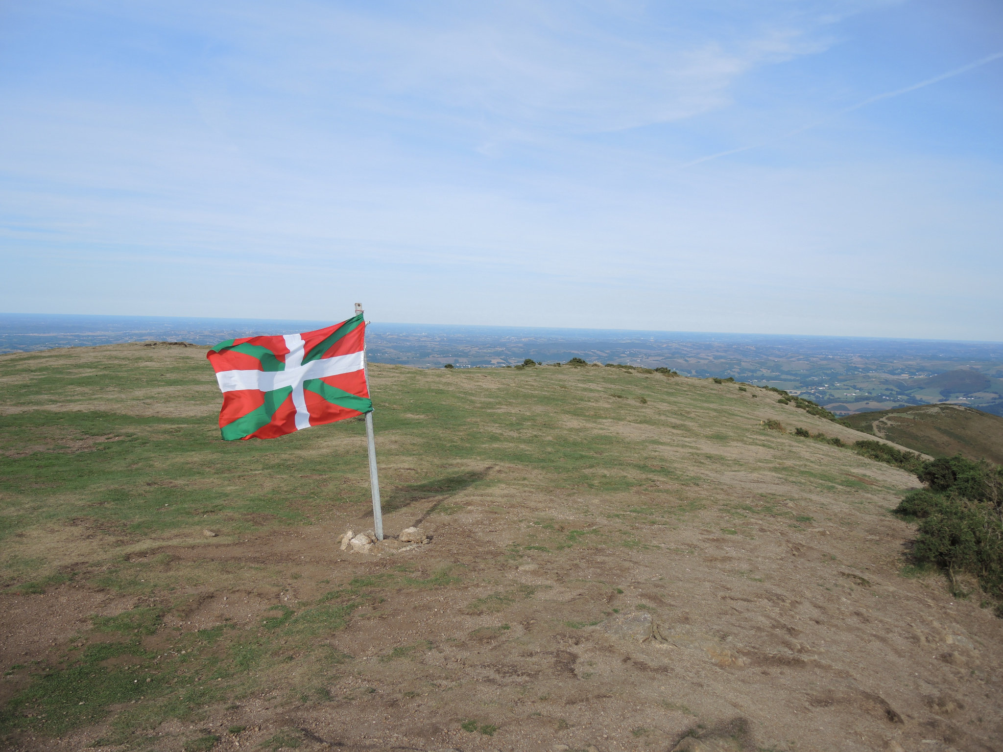 Mont Ursuya, sommet, drapeau basque (64)