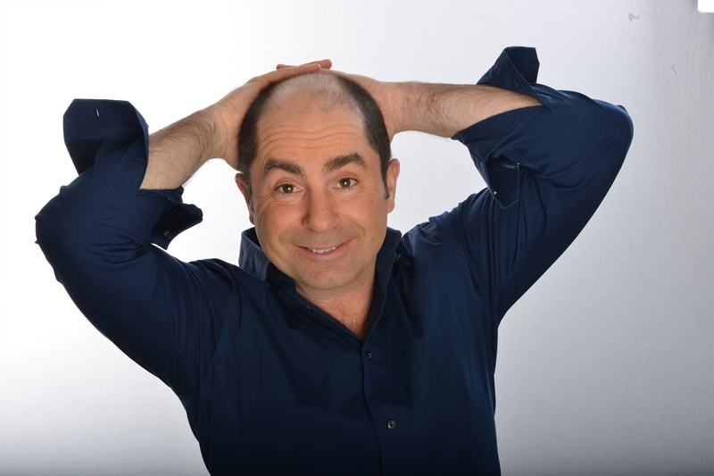 Yves Pujol mains derrière la tête