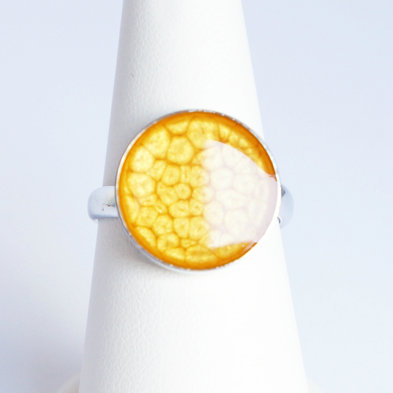 petite-bague-jaune-ecailles