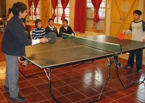 después de las tareas, juegan al ping-pong