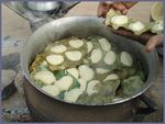 préparation des beignets de haricots 3, Mali