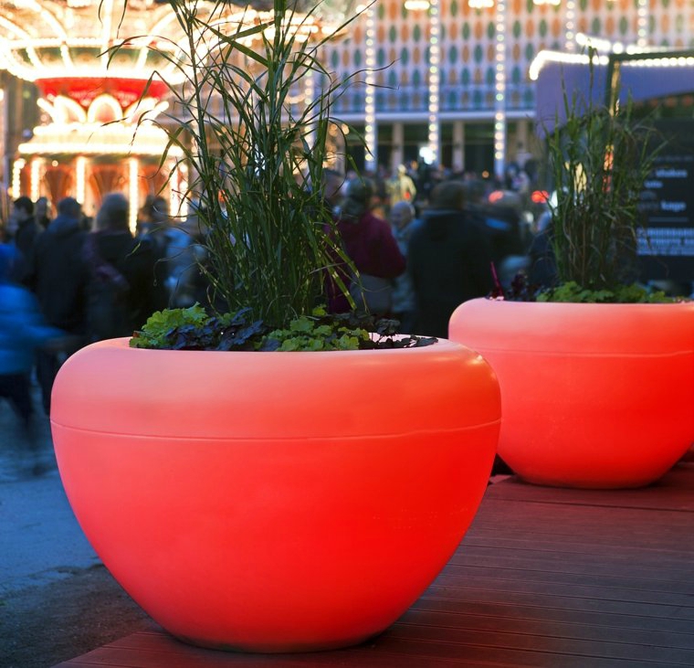 idee-jardin-deco-pot-de-fleur-design-rouge