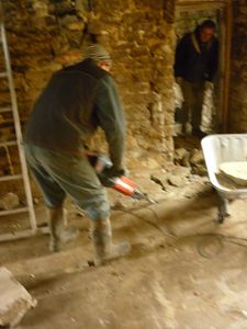 Renover une maison - longère - décaissement du sol - brisebéton - cuisine