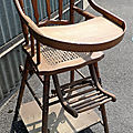 Une jolie chaise-<b>haute</b> ancienne pour bébé ! En <b>bois</b> tourné avec une assise cannée...