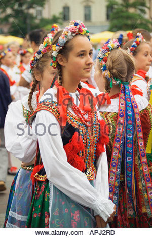 in-krakow-cracovie-pologne-costume-national-apj2rd