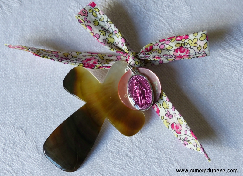 Croix en nacre sur ruban Liberty Eloïse rose, médaille en nacre rose clair surmontée d'une médaille miraculeuse fushia - 36 €