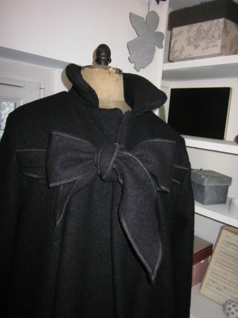 Manteau AGLAE en laine bouillie noire allongé à 125 cm de longueur totale (3)