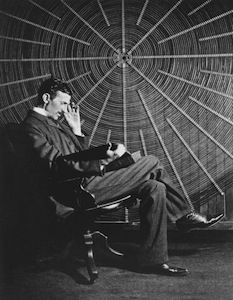 Nikola-Tesla-seated