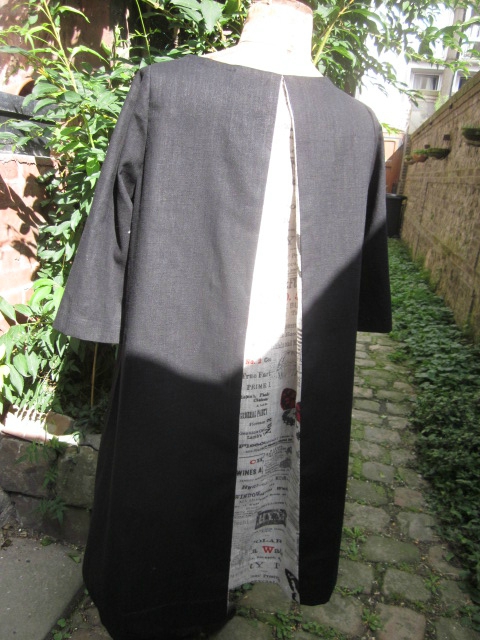 Robe ODETTE en lin noir et pli creux en lin brut imprimé (8)
