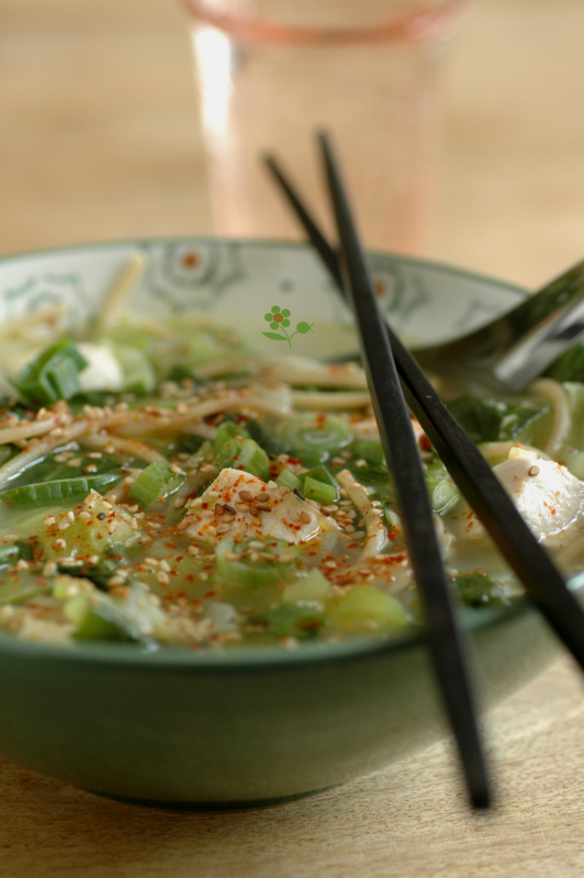 Spaghetti de riz brun, bok choy & poisson dans une bouillon oignon, ail & gingembre_2