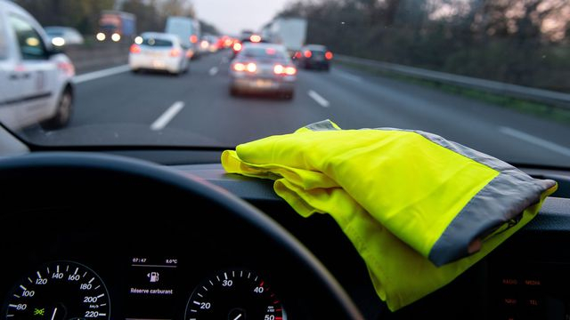 gilet-jaune-sur-le-tableau-de-bord-contre-le-cout-du-carburant_6125216