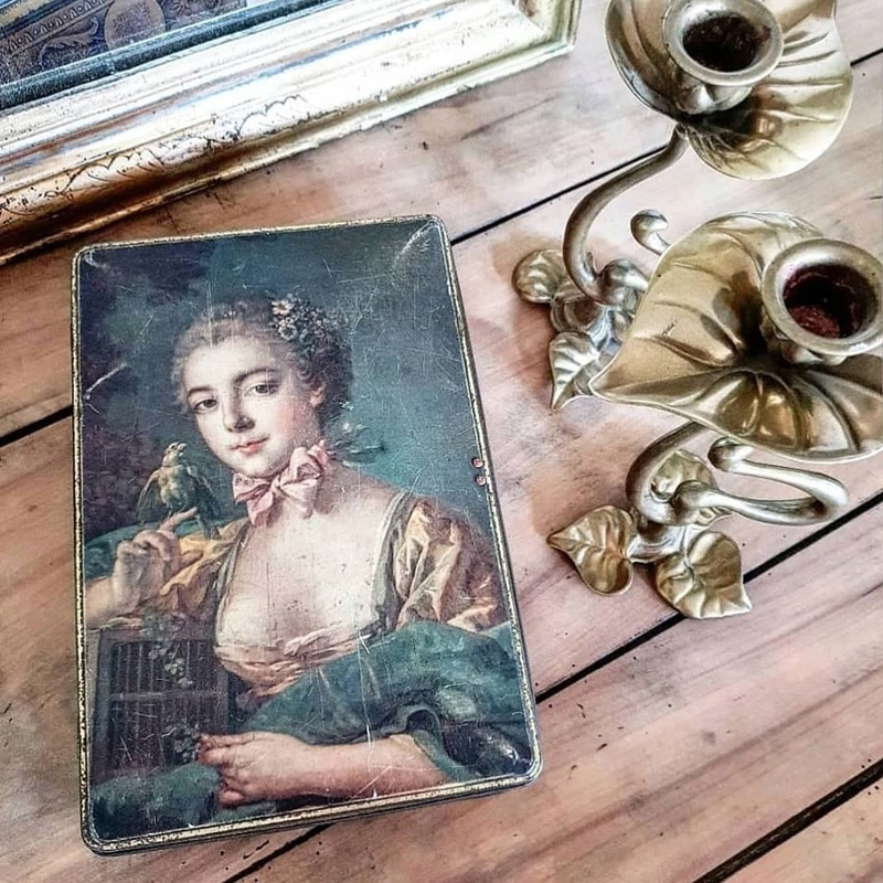 A vendre
Ancienne boîte en fer
Portrait jeune femme poetique
H25.5*L17*P8.5* brocnate Belley Bugey sud / decoration intérieure / la capucine bleue 