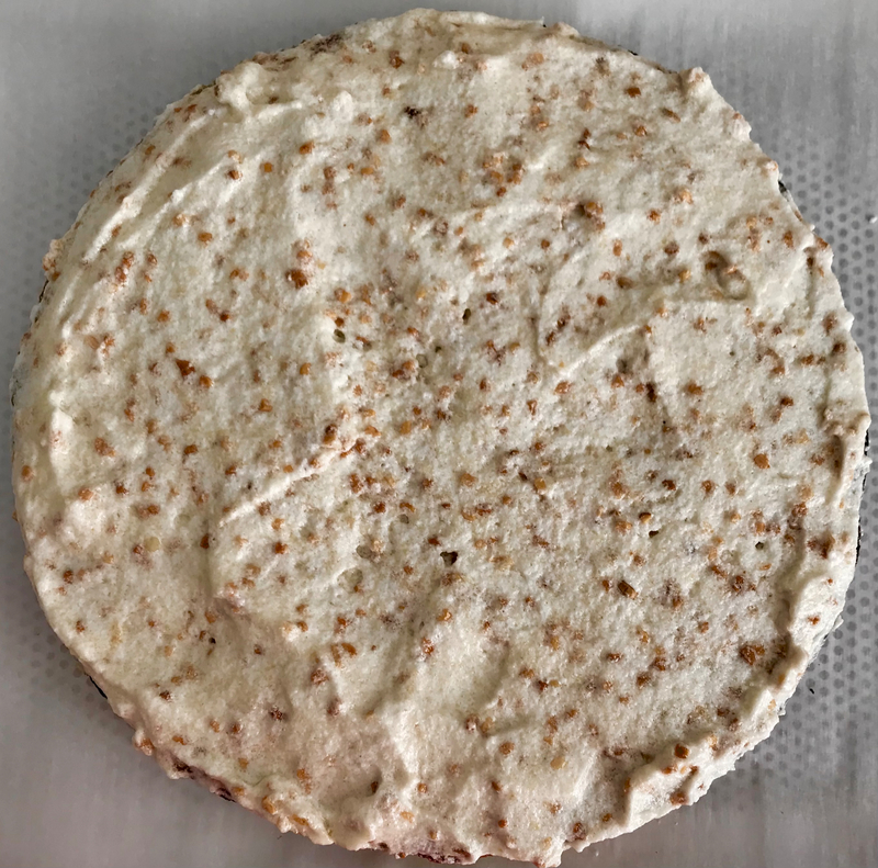 tarte à la rhubarbe macaronnée : étaler l'appareil macaron