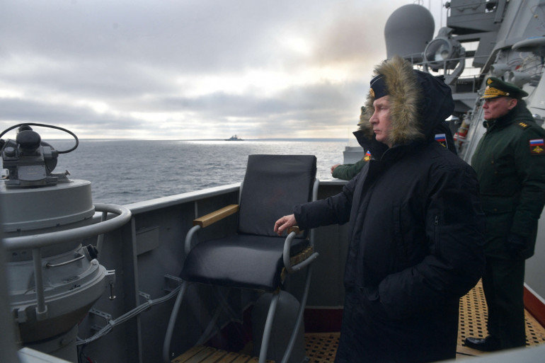 1430303-vladimir-poutine-regardant-des-exercices-de-la-marine-russe-au-large-de-la-crimee-le-9-janvier-2020