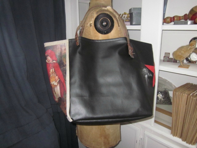 Sac cabas FELICIE n°14 en lin brut avec transfert petit chaperon rouge et simili cuir noir