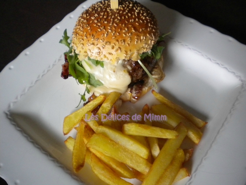 Burger de boeuf limousin, bacon et sauce au cantal 6