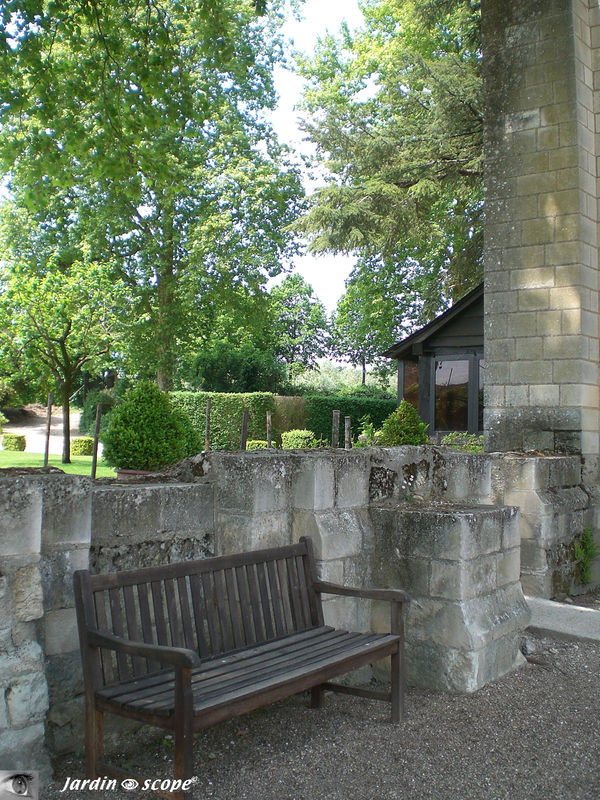 Banc en bois au Prieuré de Saint-Cosme (37)