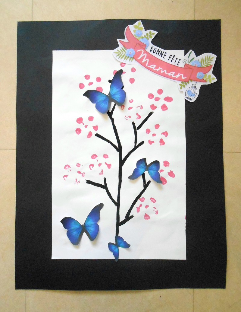 fete-maman-mere-activite-manuelle-cadeau-tableau-fleurs-cerisier-peinture-empreintes-bouteille-papillons-bleus-facile-simple (3)